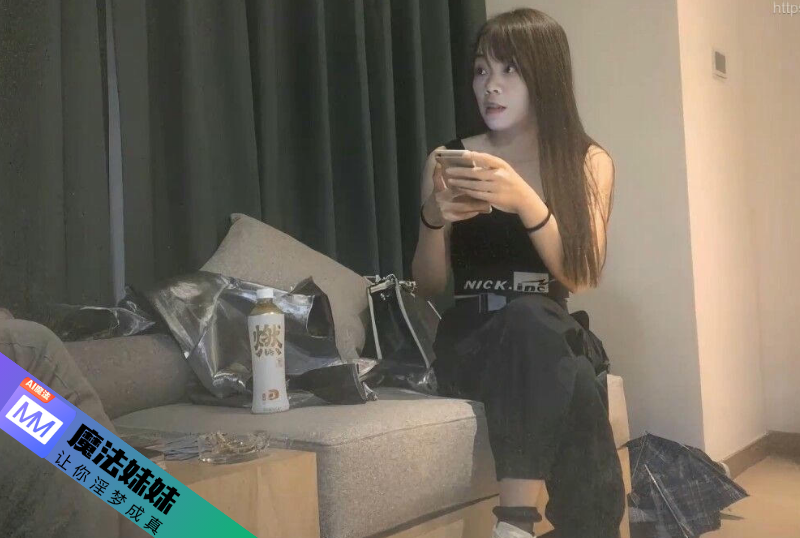 兩個妹子雙飛，屌太大一個妹子走了騎乘側入猛操.png